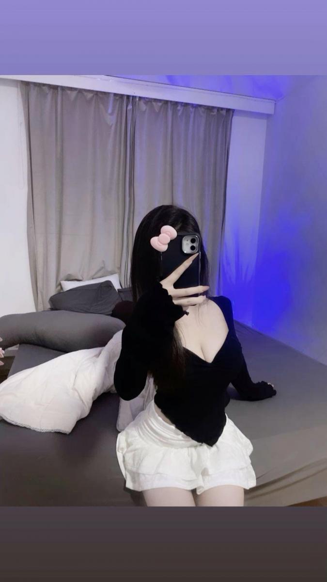 Gái Xinh Ngực To, Đùi Dày