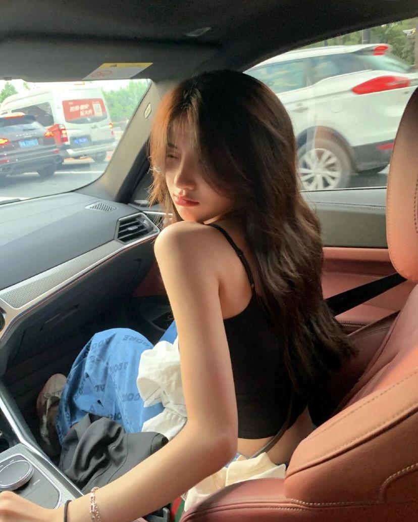 Ảnh gái xinh douyin với ngực to và tóc dài