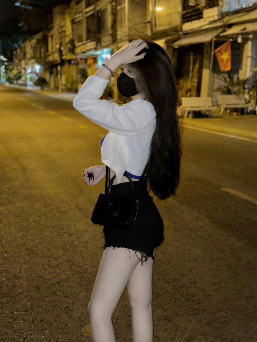 Gái xinh tgdd trong thời trang sexy, ngực to và đùi thon