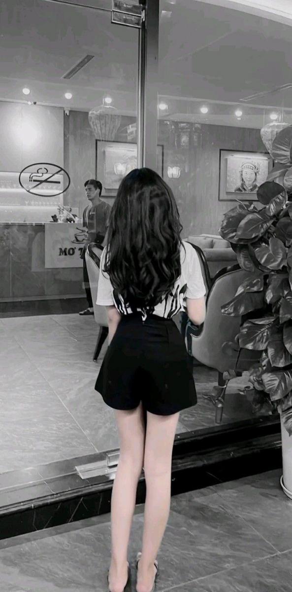 Gái Xinh Vu Trong Thời Trang Tóc Đen