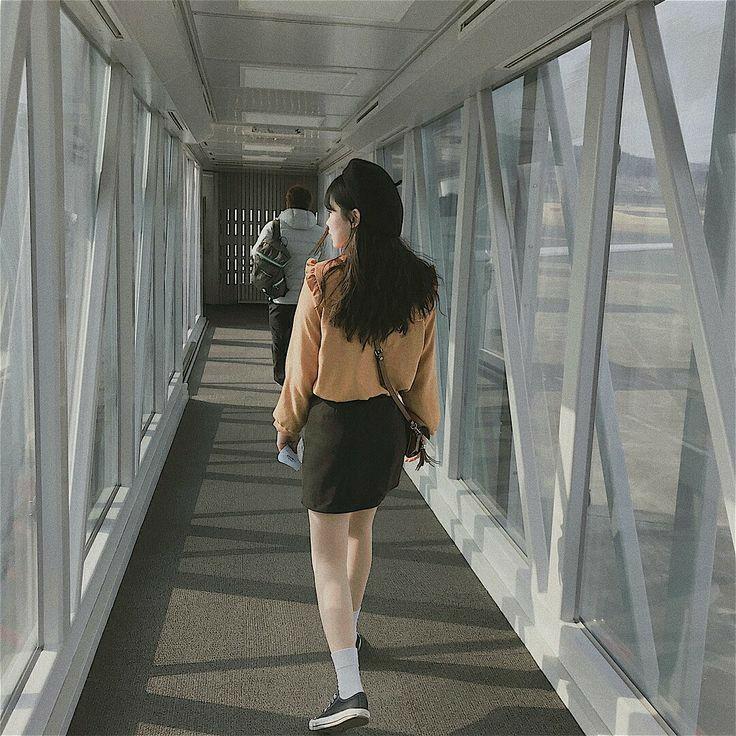 Gái Xinh Đứng Cái Túi Du Lịch Gái