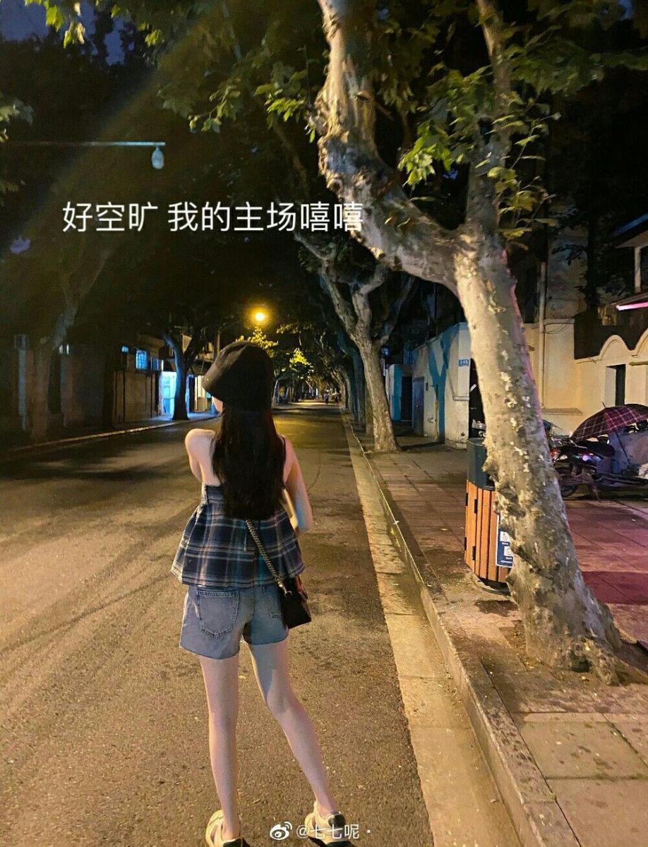 Bộ sưu tập ảnh gái xinh ngực to đi bộ đêm