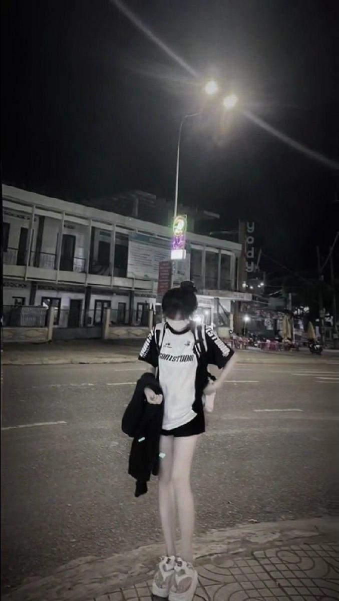 Ảnh gái xinh cute dễ thương đi bộ đêm