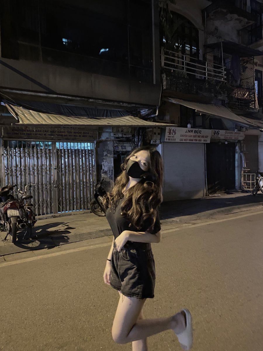 Gái xinh đi tắm và đi tiểu trên phố