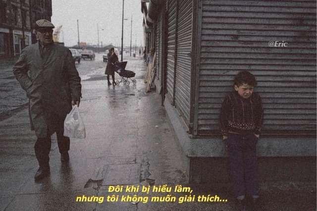 Hình ảnh gái xinh buồn đi bộ vỉa hè