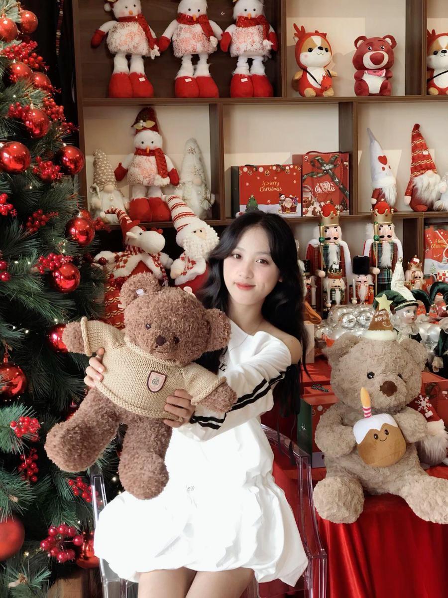 Ảnh gái xinh đi chơi với gấu bông đỏ