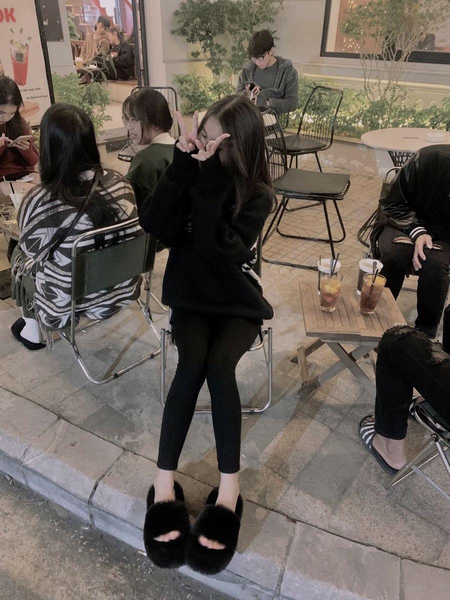 Gái xinh đi đai trong mùa đông với giày cài