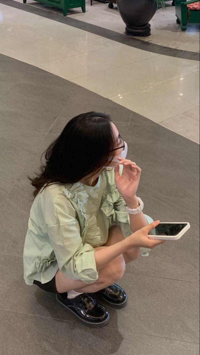 Ảnh gái xinh ngực to, giày cài túi thời trang