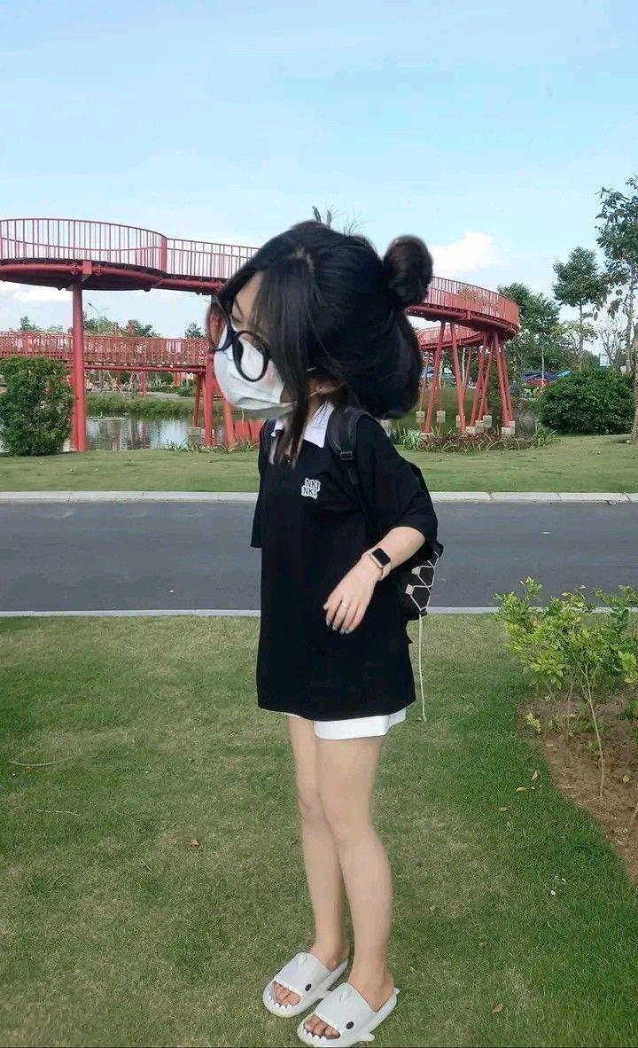 Hình gái xinh gợi cảm trong áo yếm