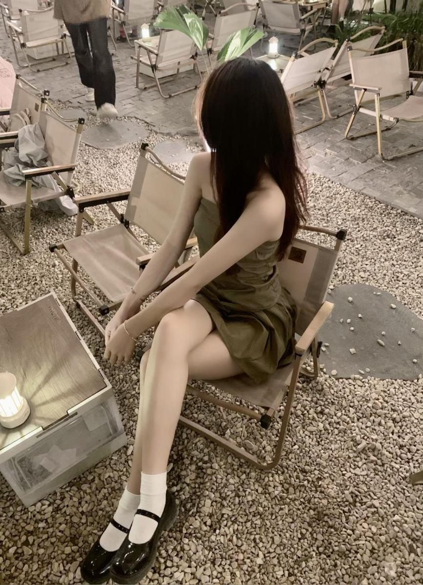 Ảnh buồn gái xinh với dáng đẹp và giày chân duyên dáng