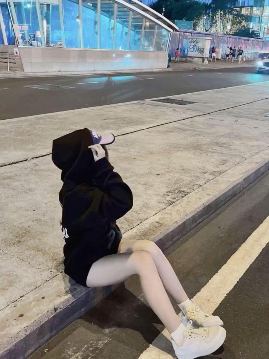 Ảnh gái xinh ngực to trong giày đẹp thể thao