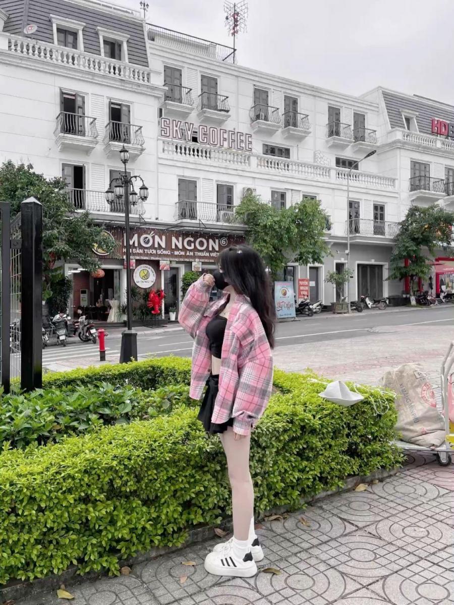 Hình gái đẹp với giày dép thời trang đường phố