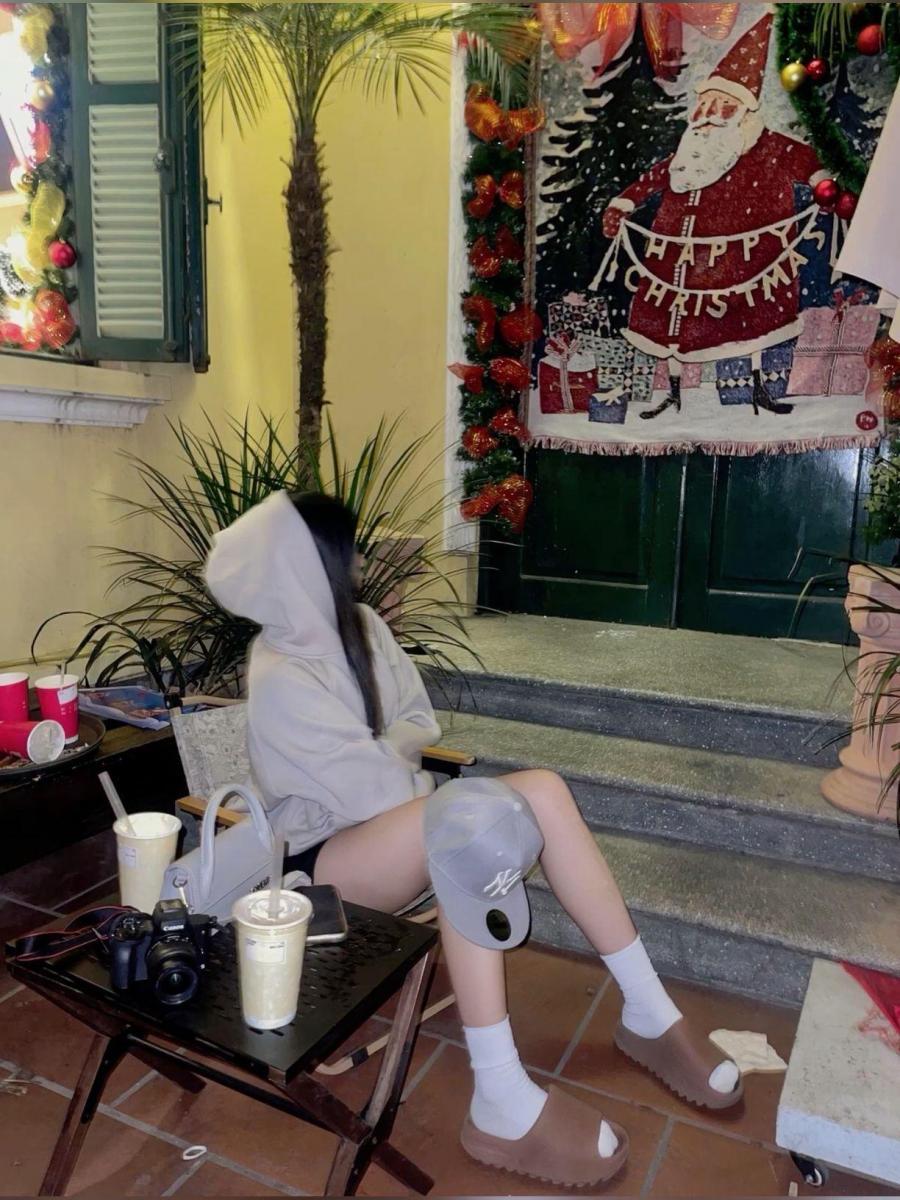 Ảnh gái xinh hỏa thân trong giày tất hoa