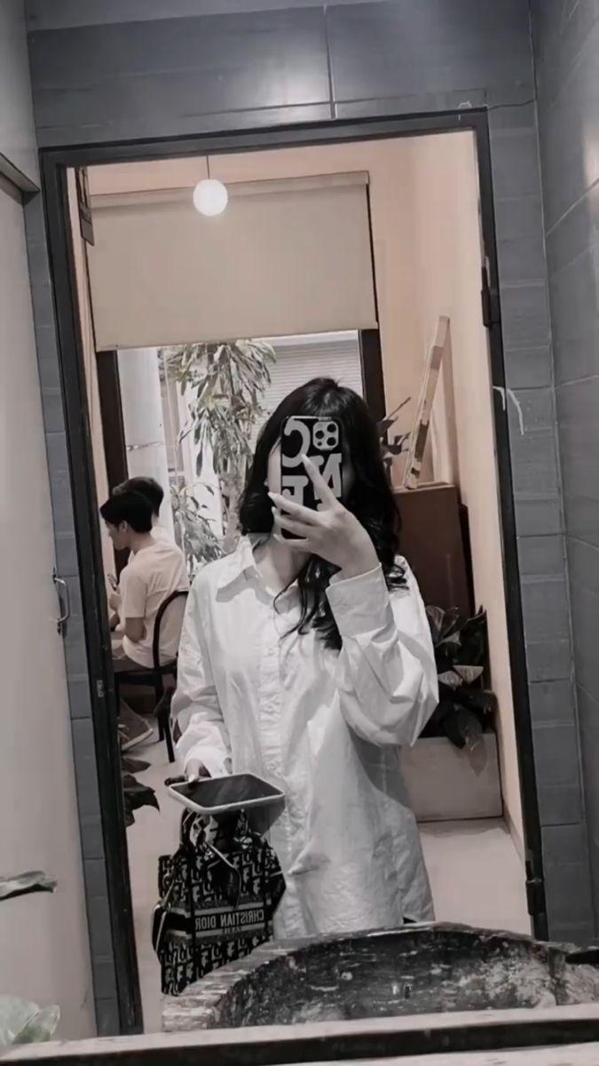 Hình gái xinh buồn bên gương đẹp