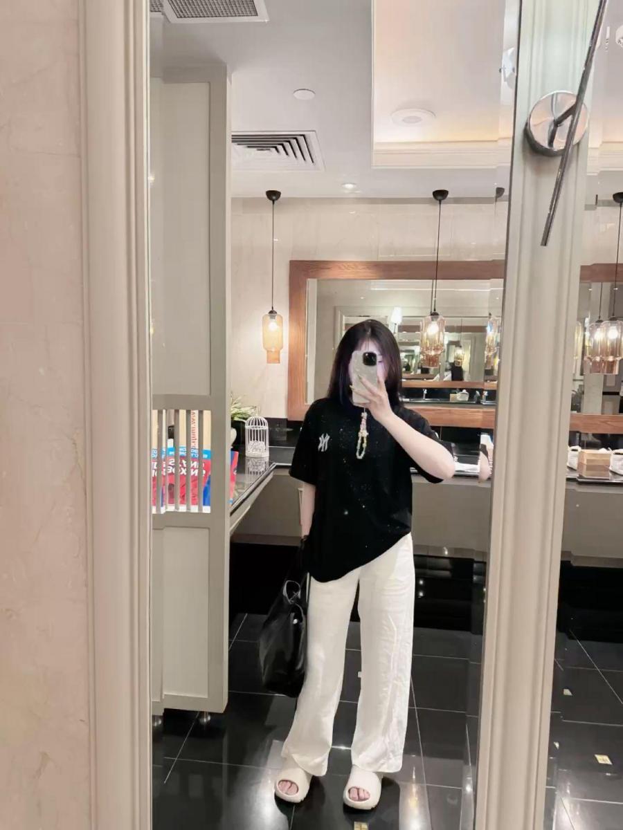 Hình gái xinh buồn trong guồng mỹ phẩm
