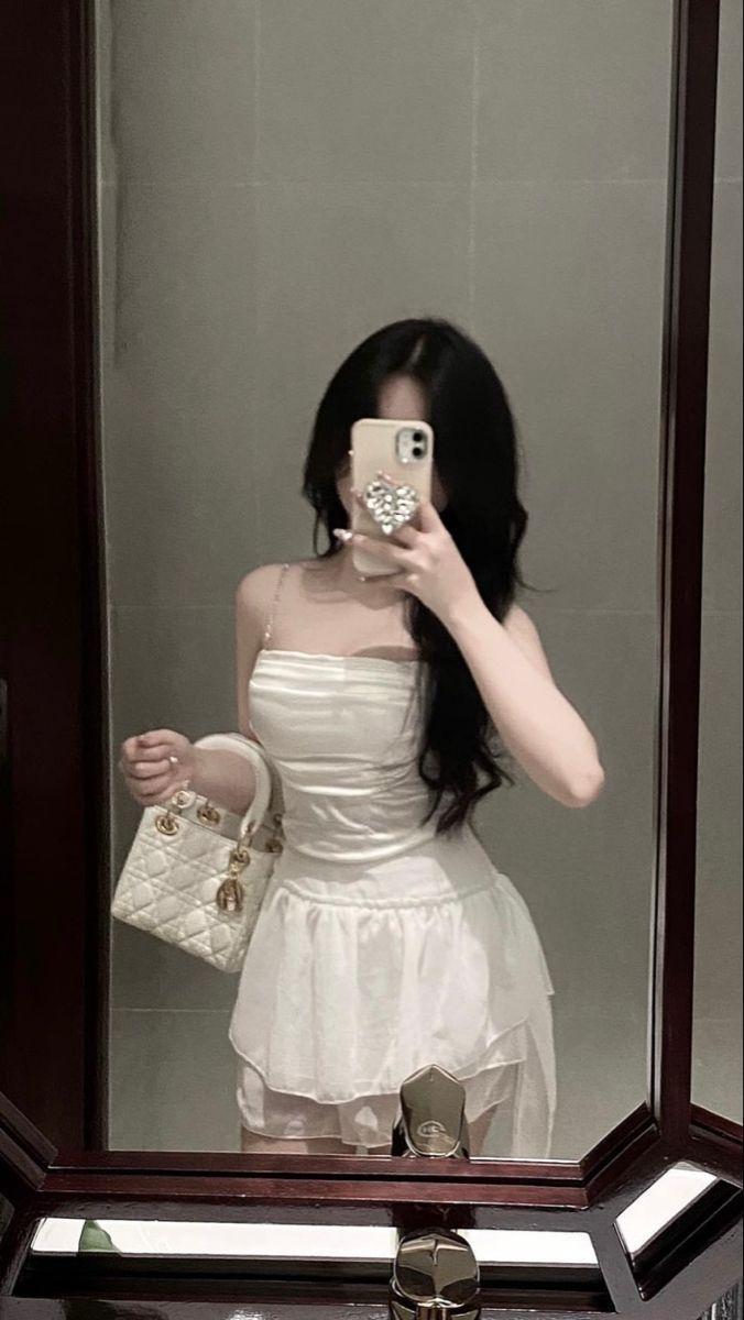 Gái xinh cởi áo quần trong bộ váy đẹp