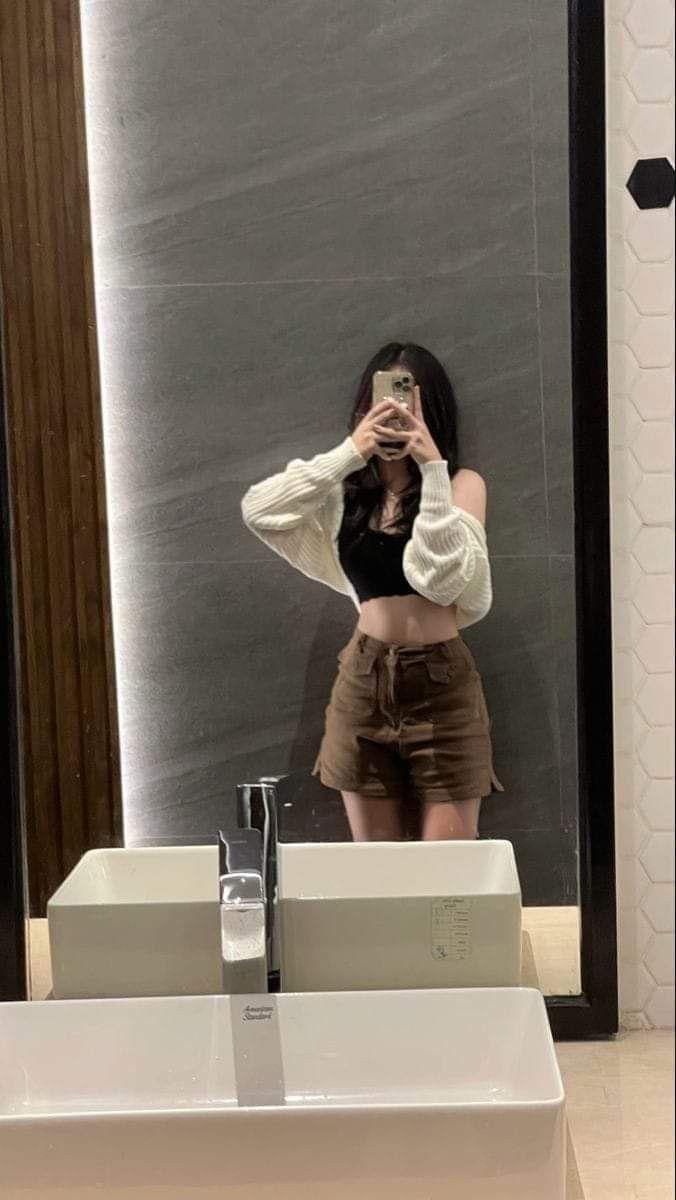 Ảnh gái đẹp ngực to và xinh ngầu bên gương