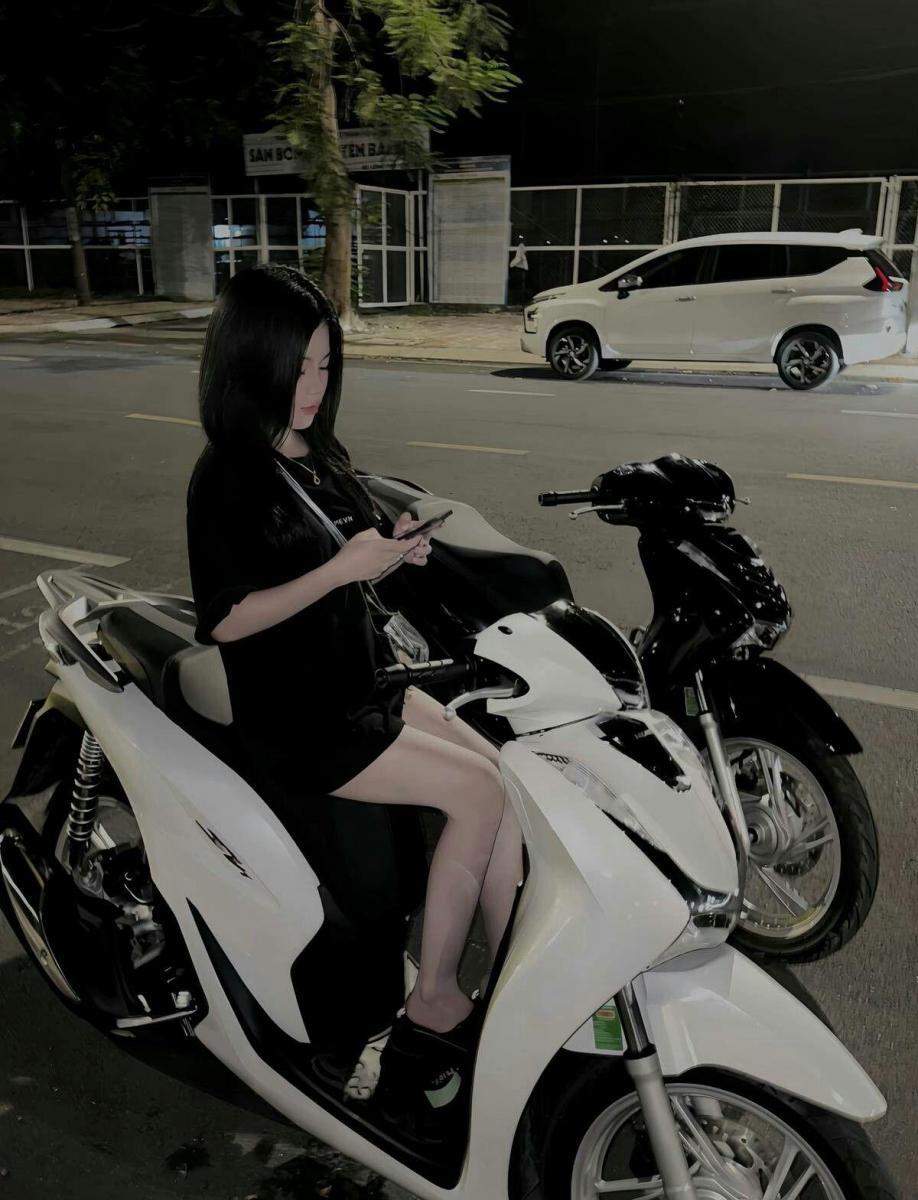Gái xinh dễ thương khoe hàng trong hệ thống bánh xe ô tô