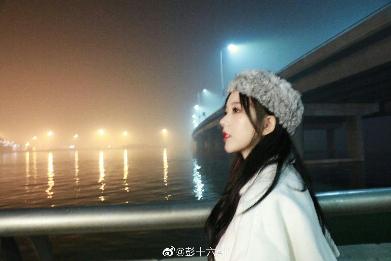 Gái Xinh Mũ To Huyền Bí Khi Quyến Rũ Mùa Đông Sương Mù