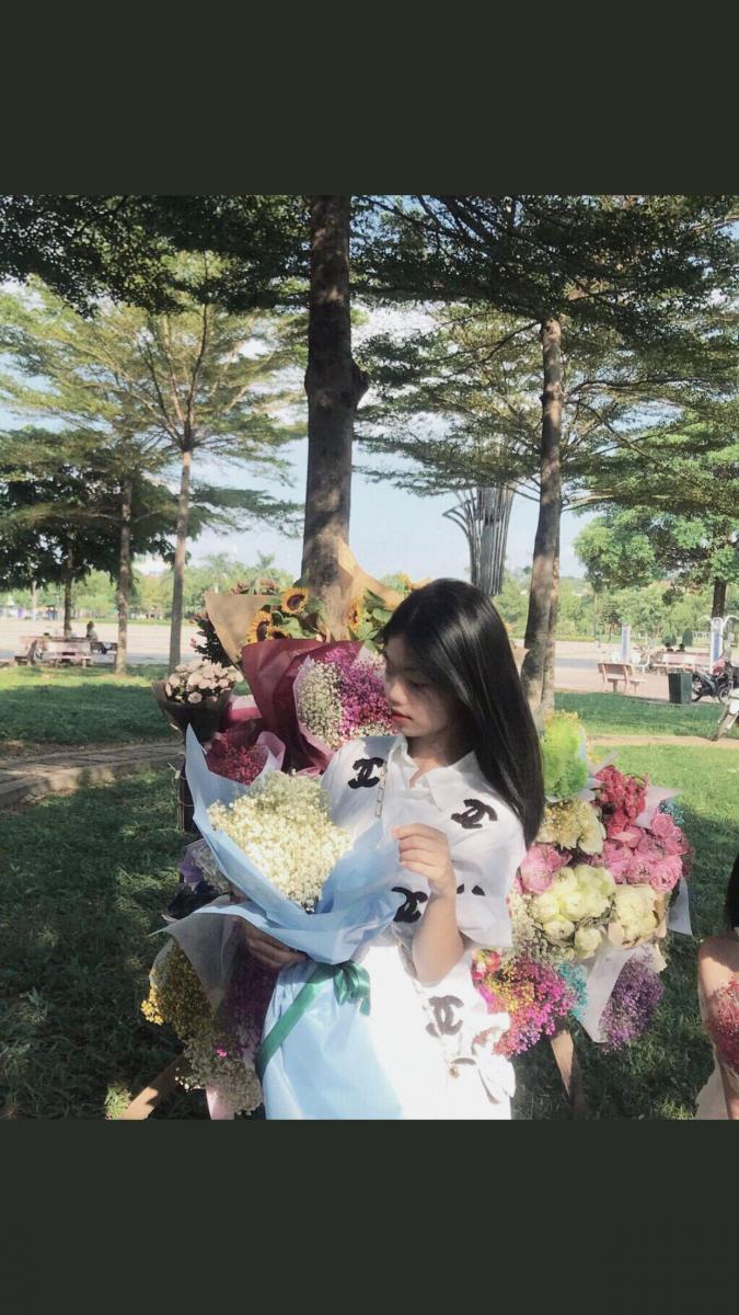 Ảnh gái xinh ngực to hoa cành mùa xuân