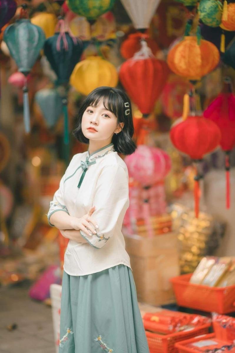 Ảnh gái xinh tự nhiên cầm hoa trong trang phục trắng