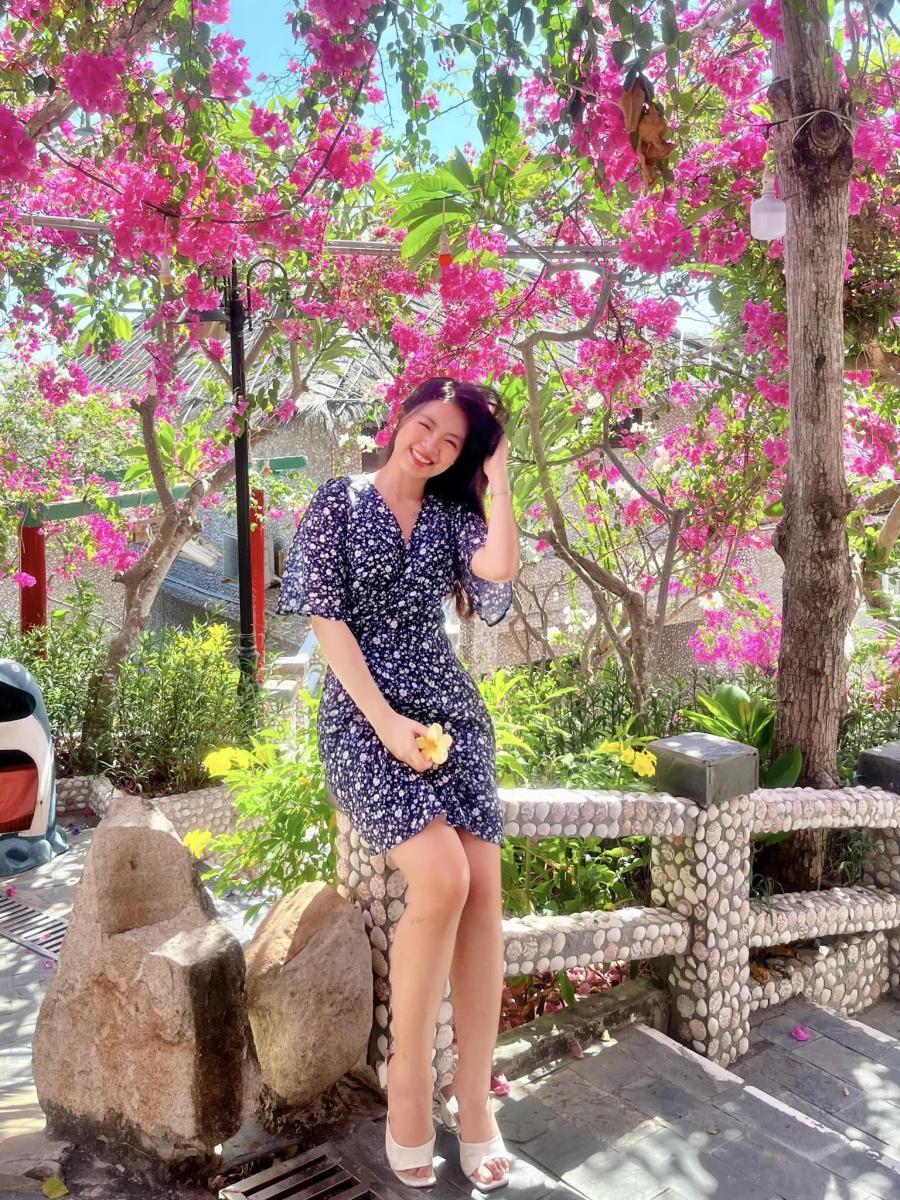Hình ảnh cô gái xinh đẹp trong thời trang hồng