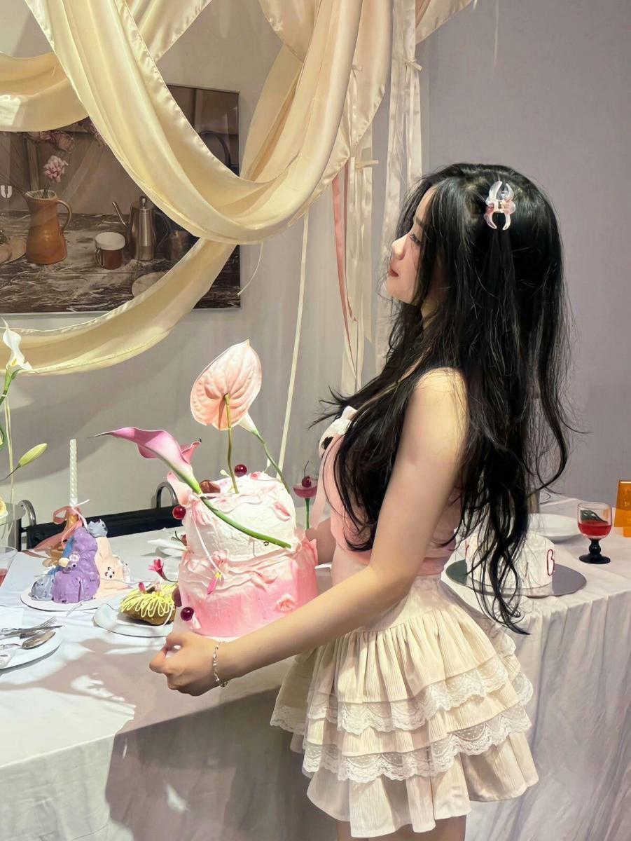 Gái Xinh Ngực To Hồng Đầm Mũ Đôi Đầu