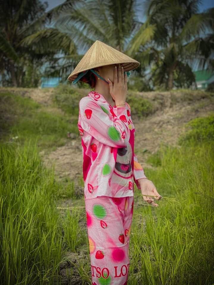 Ảnh gái xinh ngầu với ngực to hồng, hạnh phúc