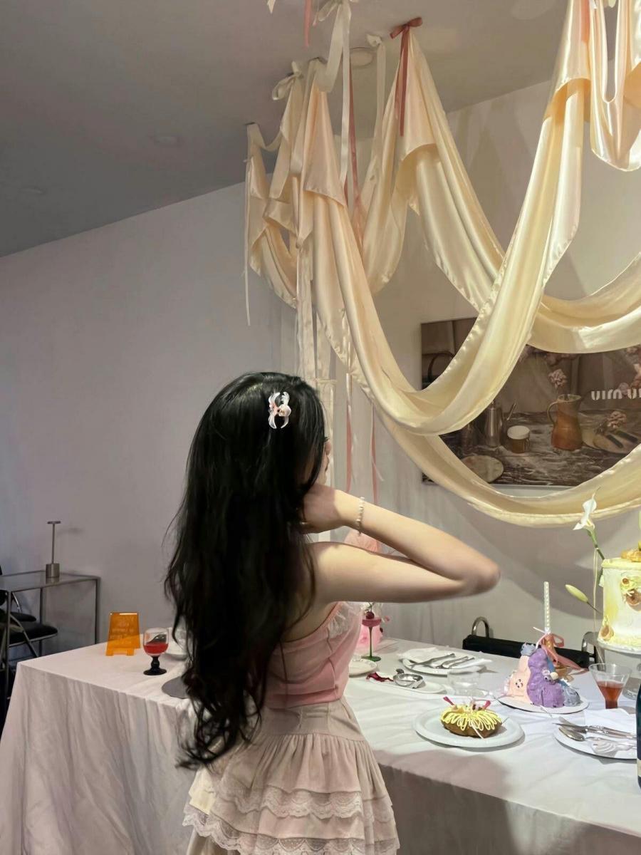 Gái xinh mặc áo tắm bên suối hồng tắm mát