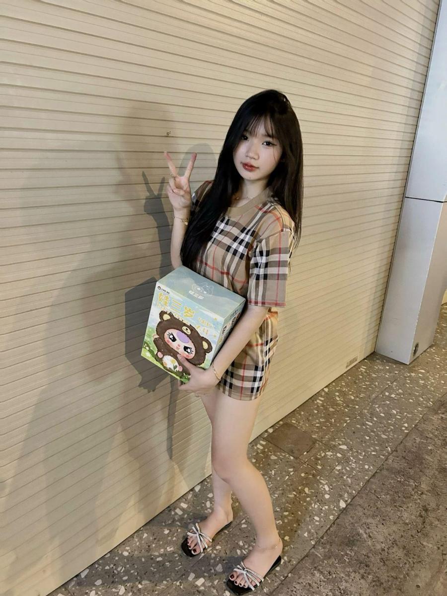 Ảnh gái xinh lung linh với ngực to và kẻ caro