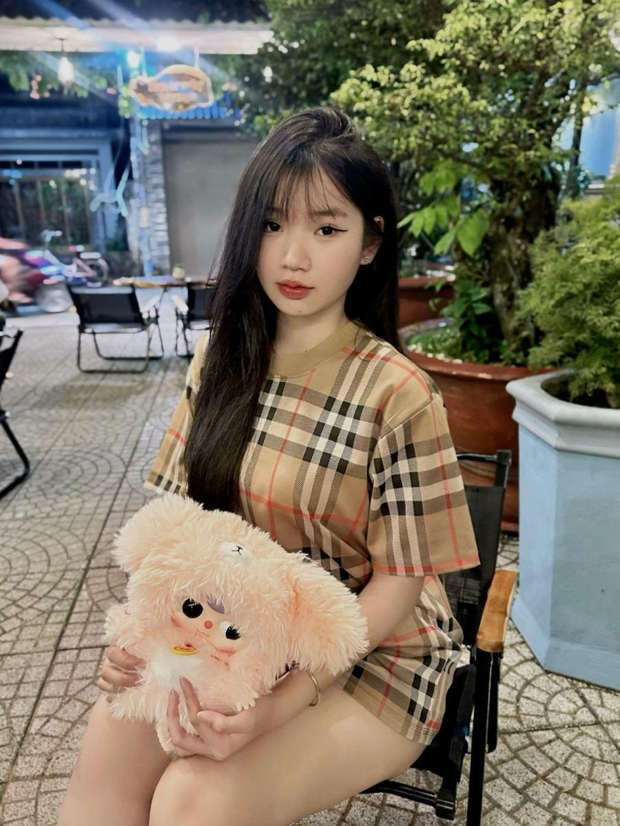 Gái xinh tóc dài cute trong váy kẻ caro