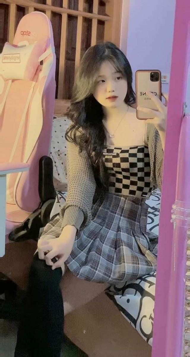 Gái xinh tgdd trong bộ đồ caro sexy