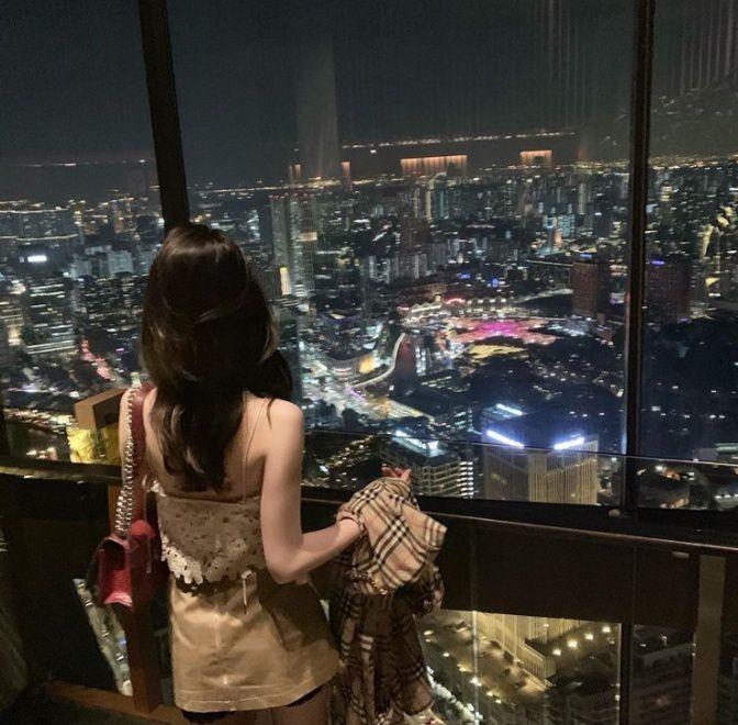 Gái xinh kho khu vực đô thị toà nhà