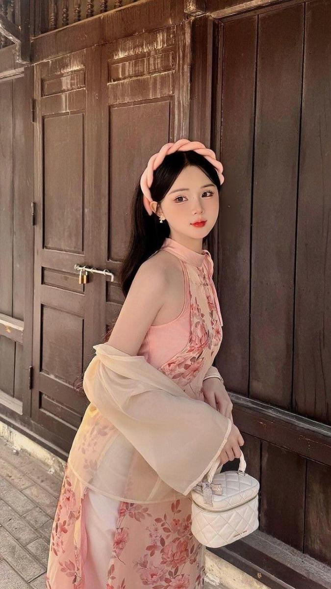 Hình ảnh cô gái xinh đẹp với ngực to và kiểu tóc sắc đẹp