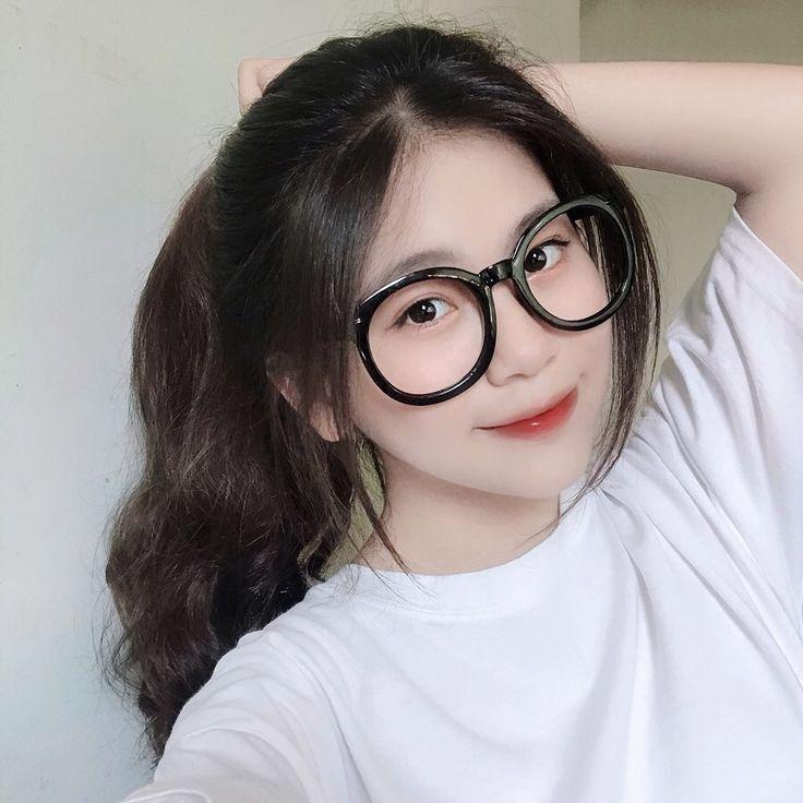 Gái xinh dễ thương đeo mắt kính