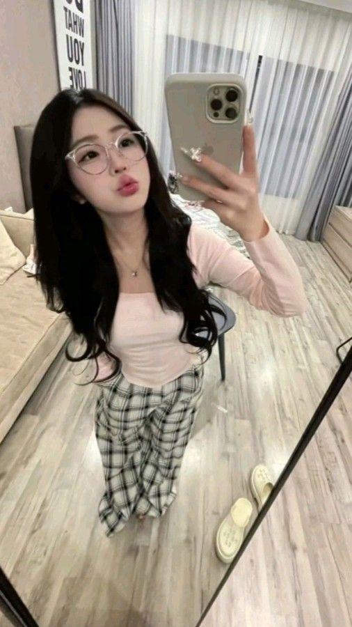 Ảnh cô gái xinh đeo mắt kính đẹp tuyệt vời