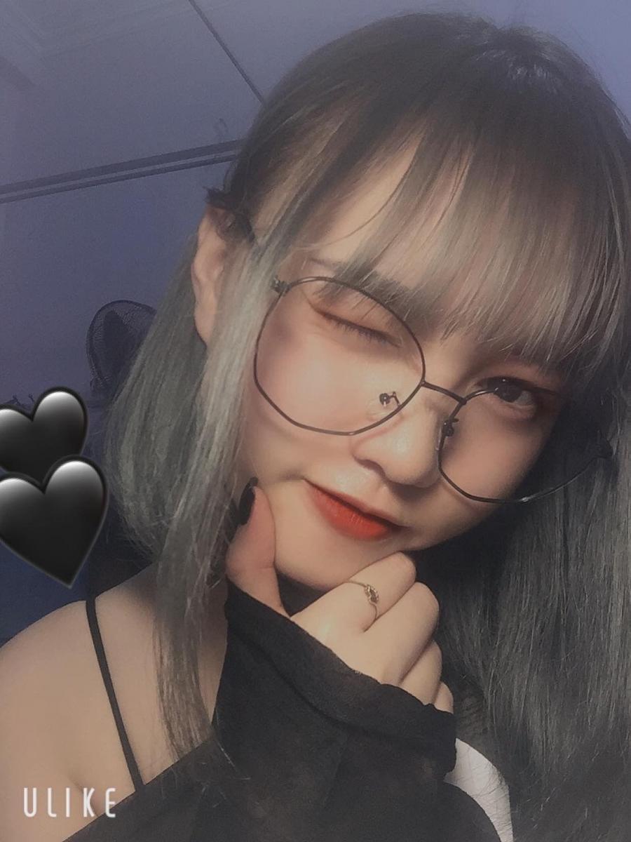 Gái Xinh Đeo Kính Đen Và Gái Xinh Cute Đeo Kính