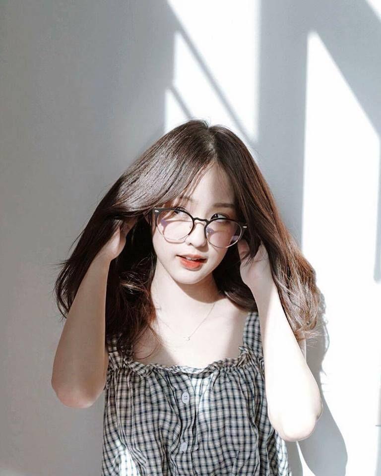 Gái đẹp xinh đeo mắt kính che mặt