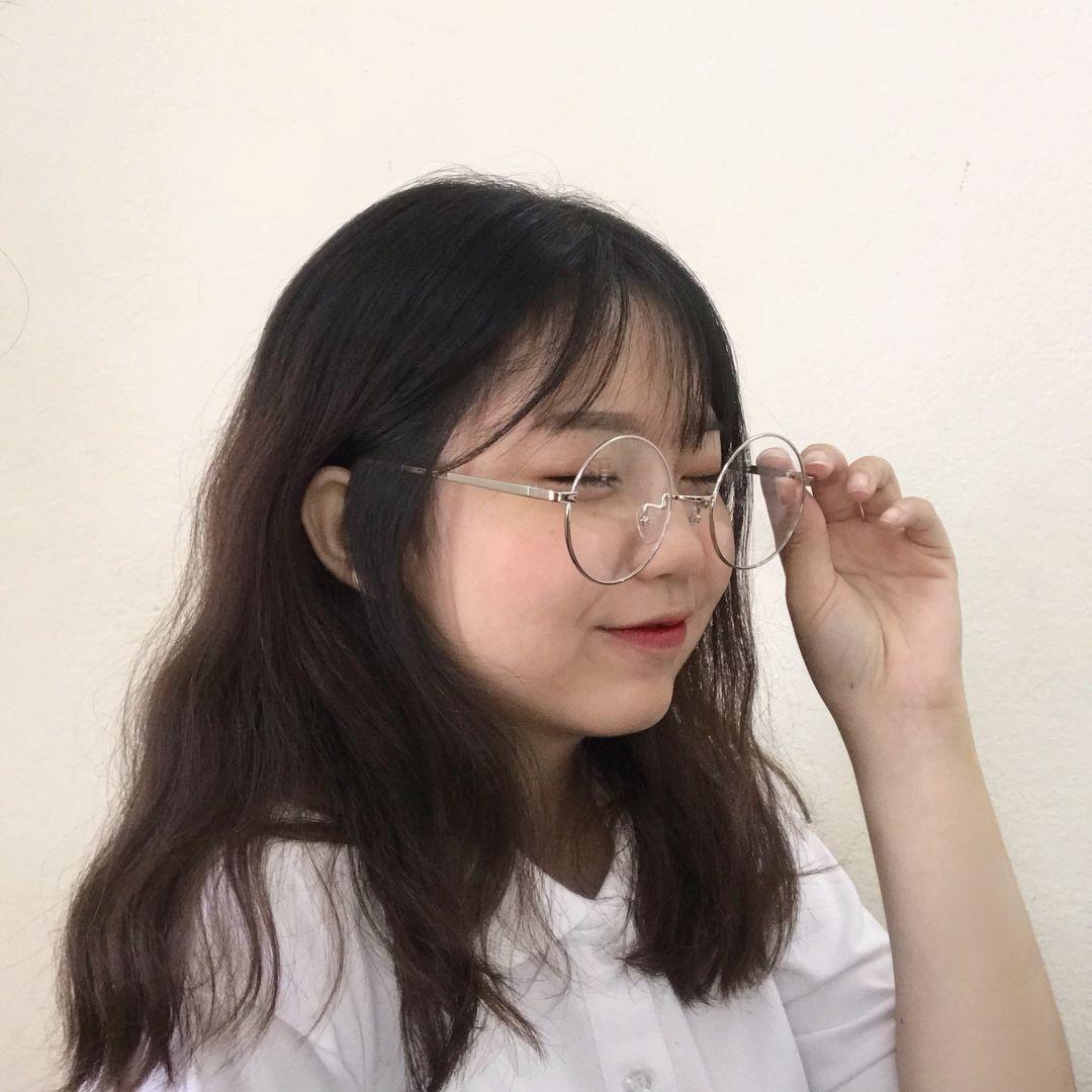 Ảnh gái xinh đeo kính cute và bikini