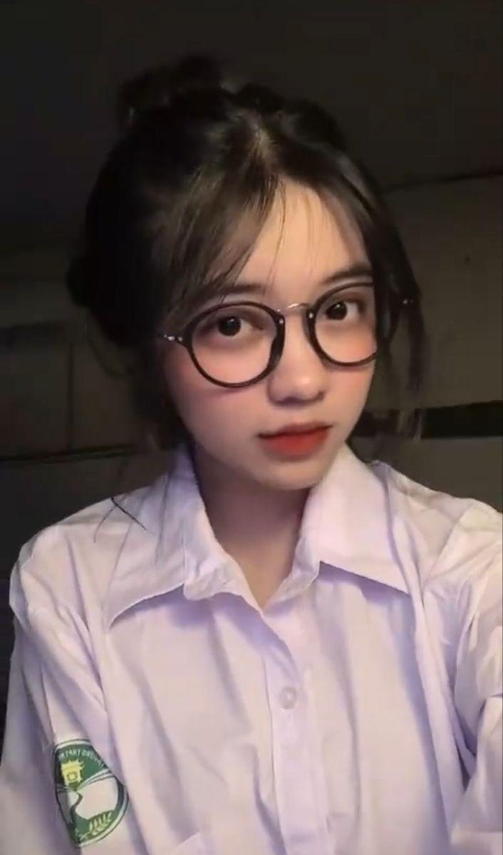 Hình gái xinh đeo mắt kính che mặt dễ thương