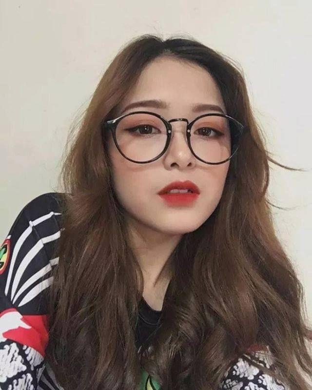 Ảnh gái xinh đẹp trên Facebook với ngực to và kính thời trang