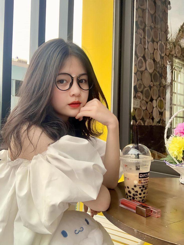 Ảnh cô gái xinh đeo mắt kính cute và ngầu