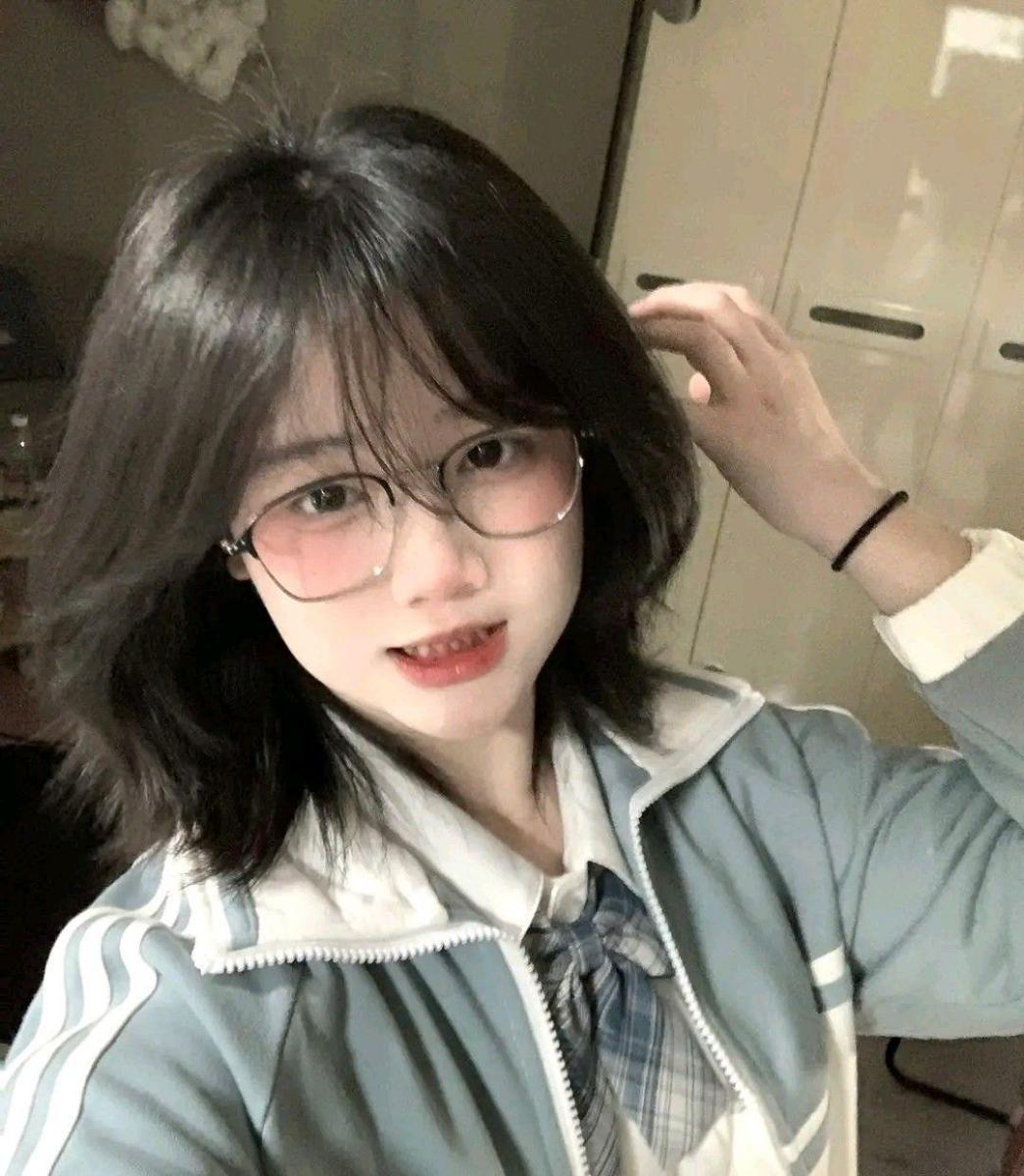 Ảnh gái cute đeo mắt kính - Gái xinh đeo kính K9