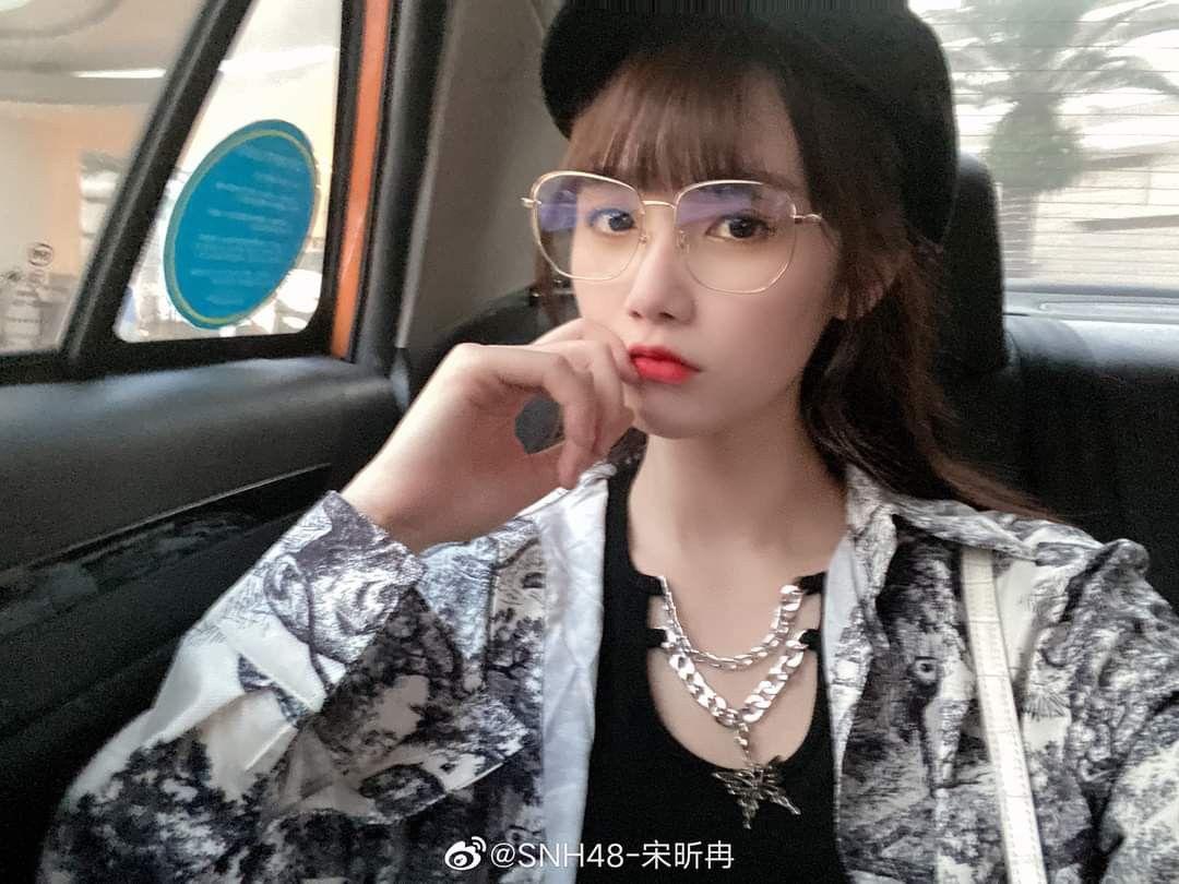 Ảnh Gái Xinh Ngực To Kính Mát
