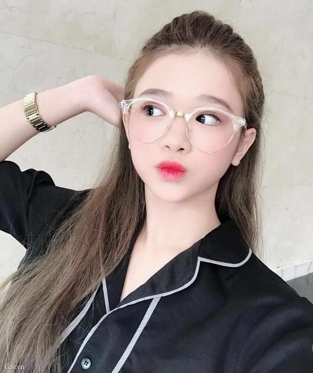 Ảnh gái xinh đeo mắt kính che mặt đẹp