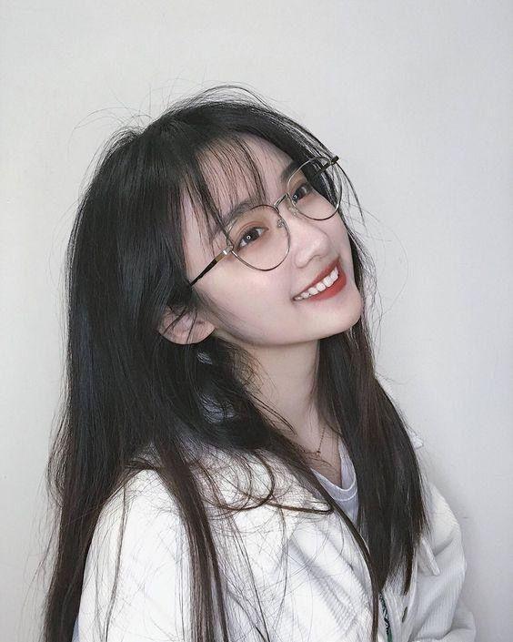 Gái xinh đeo kính đẹp lung linh
