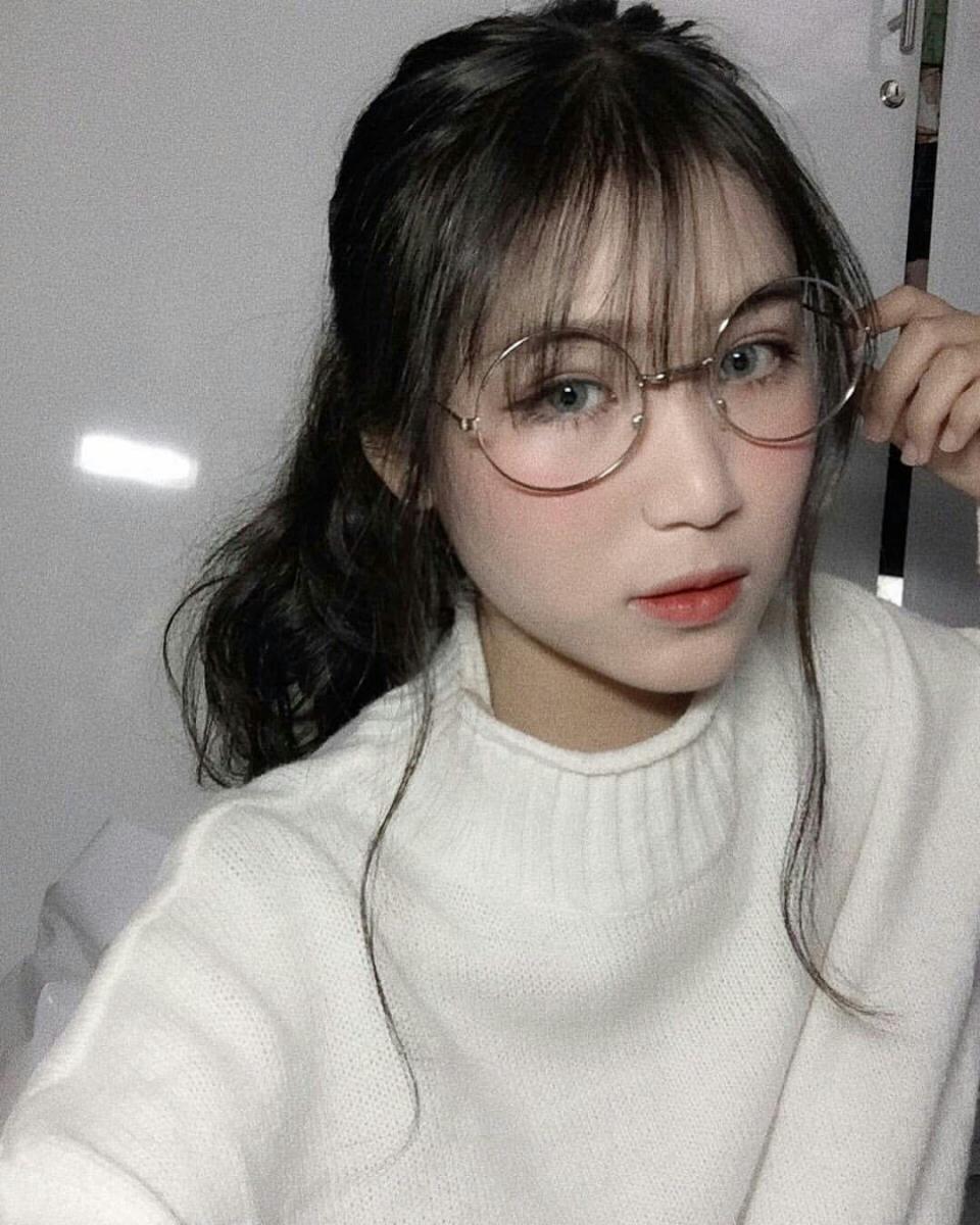 Hình gái xinh đeo mắt kính che mặt dễ thương