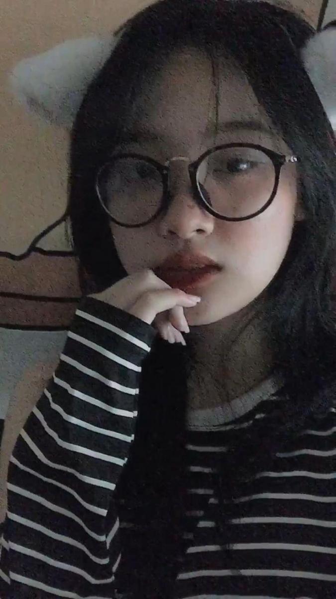 Ảnh gái cute đeo kính xinh với mặt gái đẹp