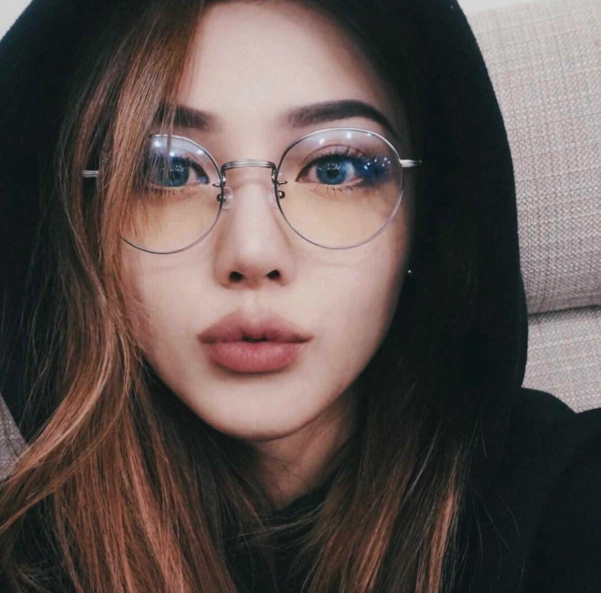 Ảnh gái xinh đeo mắt kính đẹp lung linh