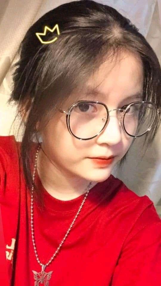 Gái xinh đeo kính thời trang đẹp mắt